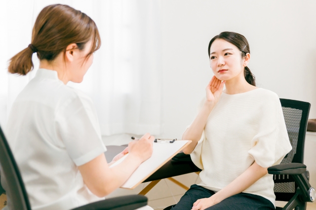 顎が痛い女性