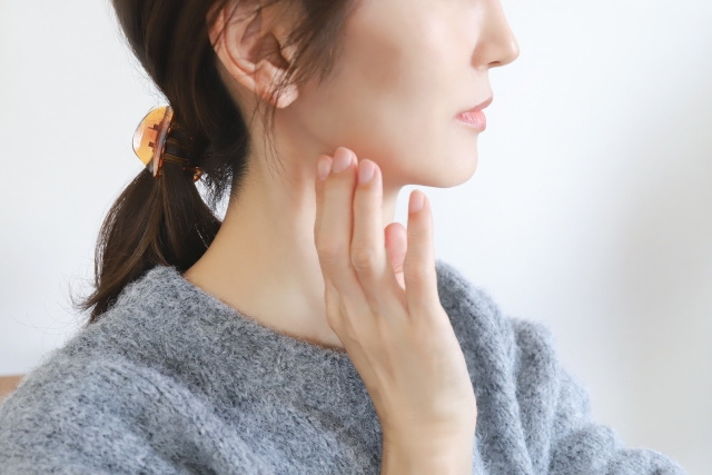 顎の痛みがある女性